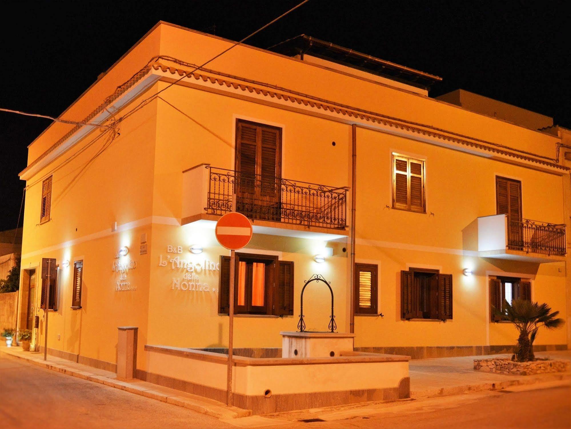 B&B L'Angolino Della Nonna Castelluzzo Exteriör bild